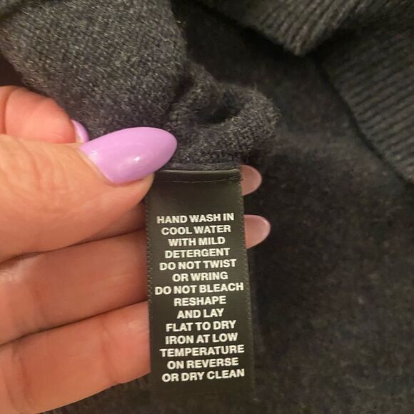 Saks Fifth Avenue 100% cashmere v-neck sweater, L - Picture 7 of 7